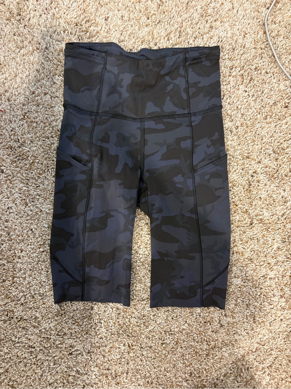 lululemon athletica Women's Dark Gray/Black Camo Bike Shorts - Picture 1 of 2